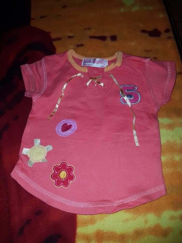 Tee shirt manches courtes. 6 mois.