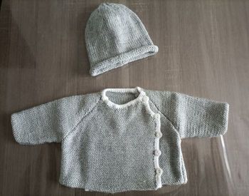 Très joli gilet/brassière + bonnet mixte 1 mois
