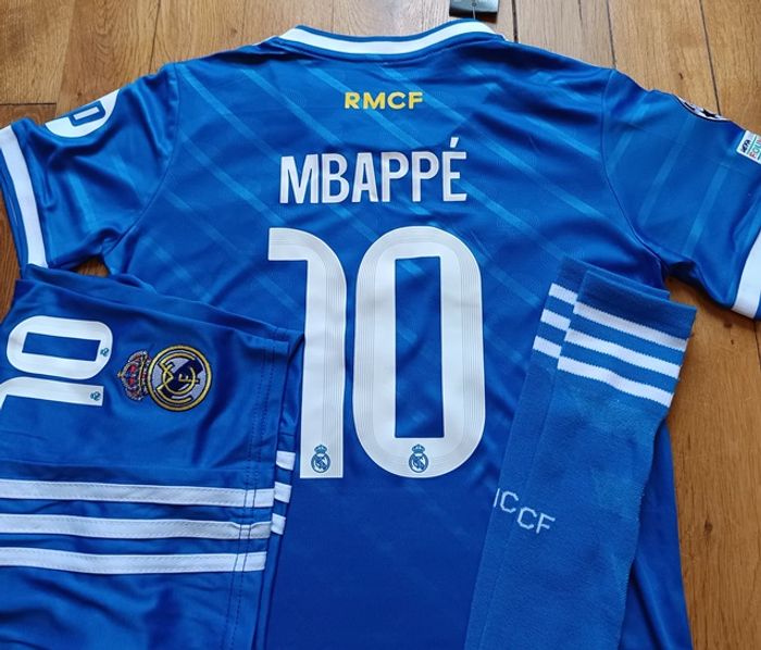 Magnifique kit Mbappe Real de Madrid taille 14 ans modèle 2026