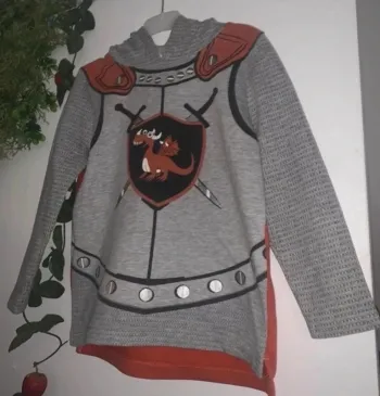 Pull armure avec un dragon pour enfant Halloween