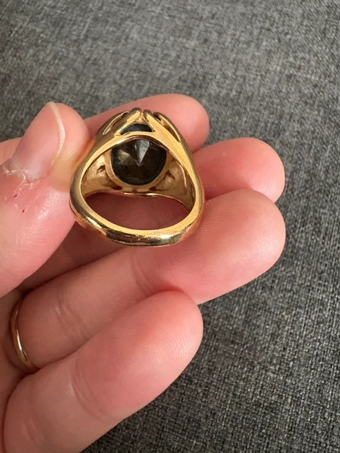 Bague dorée à pierre noir - photo numéro 3