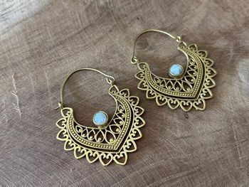 Boucles d’oreilles design labradorite blanche 