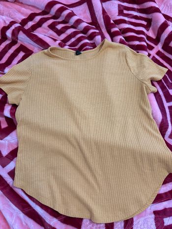 Tee-shirts couleur moutarde