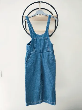 8 ans salopette en jean ( au dessus de cheville) tape a l'oeil