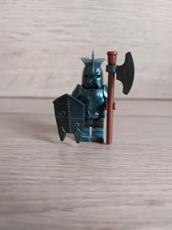 Figurine type lego guerrier orc seigneur des anneaux