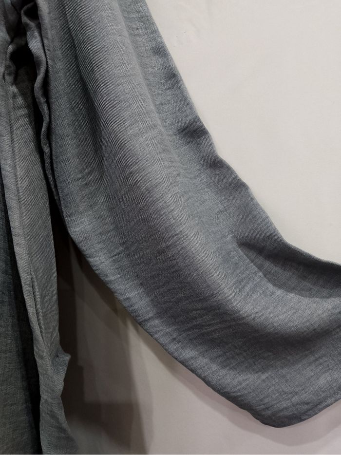 Chemise ample grise  grande taille 54 – col plissé, ourlet irrégulier et style nomade chic - photo numéro 4