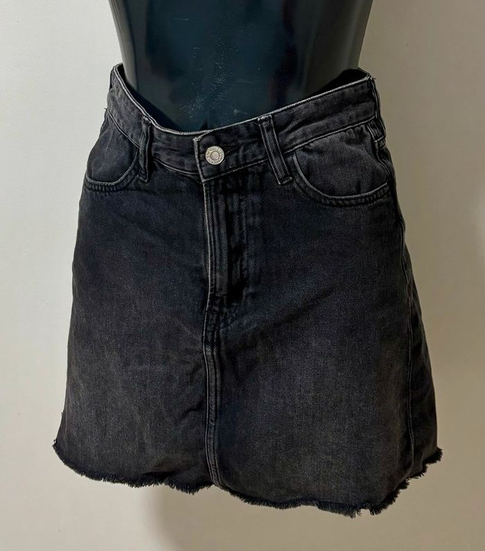 Jupe en jean noire H&M – Coupe droite avec fente - T.36 - photo numéro 4