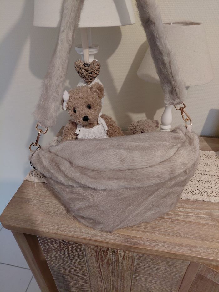 Grande banane en fourrure gris perle - photo numéro 2