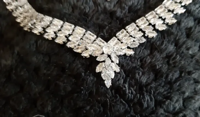 Magnifique parure collier, bracelet, bague et boucles d'oreilles Belle Miss en cristaux (strass) - photo numéro 4