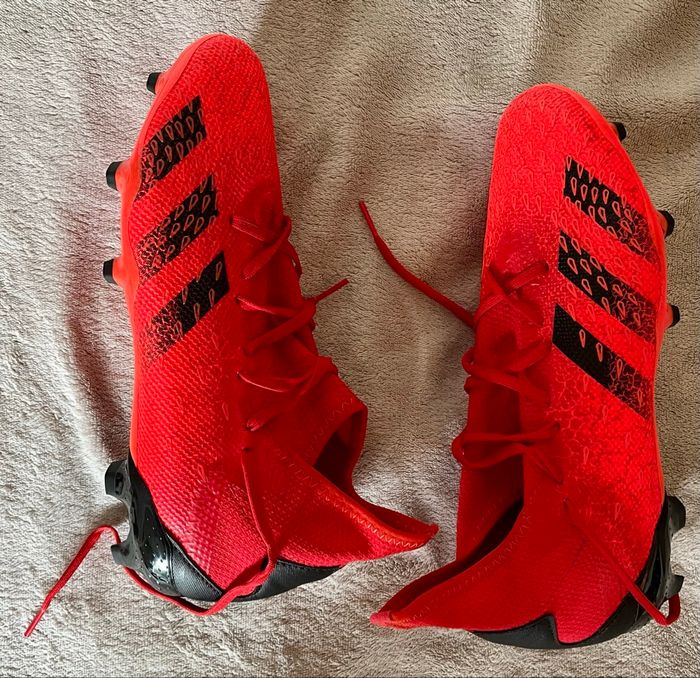 Crampons Adidas Predator taille 42 + Protège-tibias Adidas Tiro - Comme neufs - photo numéro 2