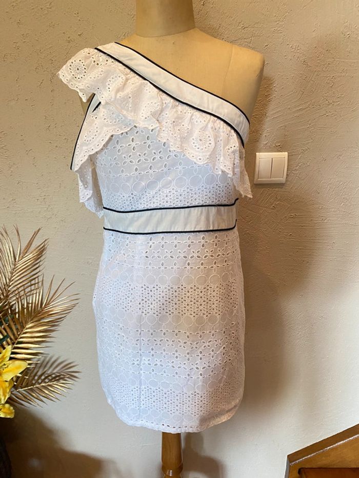 Robe courte asymétrique en broderie blanche