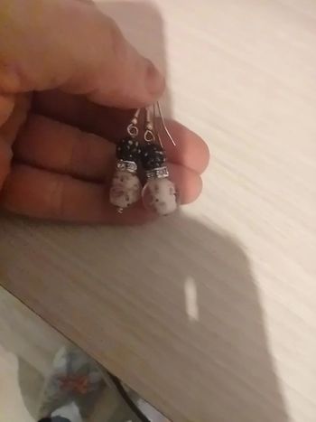 Boucles d'oreilles dormeuses perles noires et verre neuves