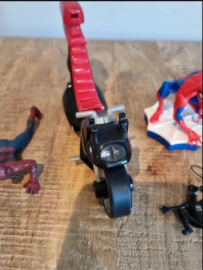 Figurine moto et tampon spiderman - photo numéro 3