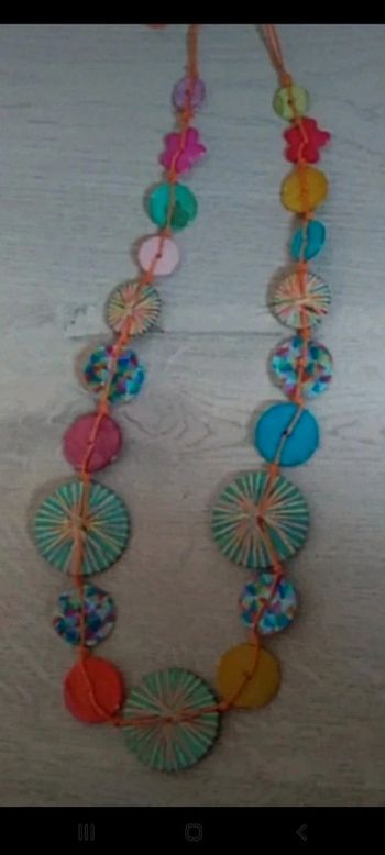 Parure bijoux colorés. Cache cache