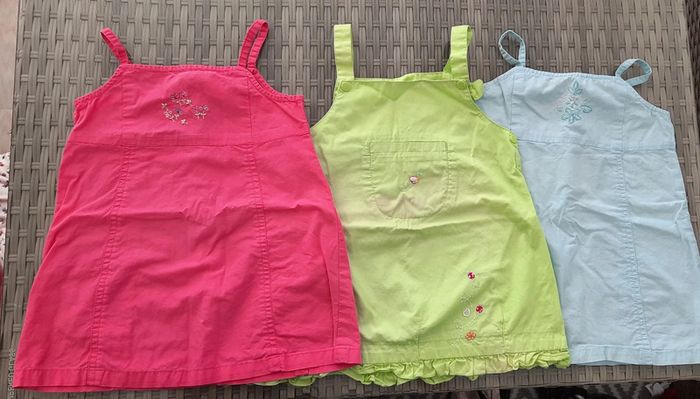 Robe d'été à fines bretelles bleu, verte, rose