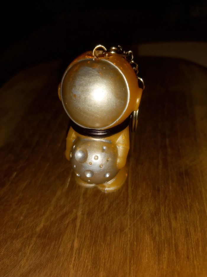 Porte clé astronaute lune résine epoxy