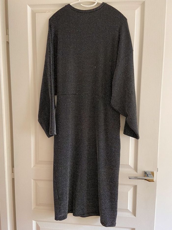 Robe gris avec file argenté Zara , longueur de la robe 115 cm, col rond, taille M neuf - photo numéro 2