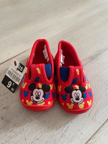 Très jolie paire de chaussons garçon taille 18