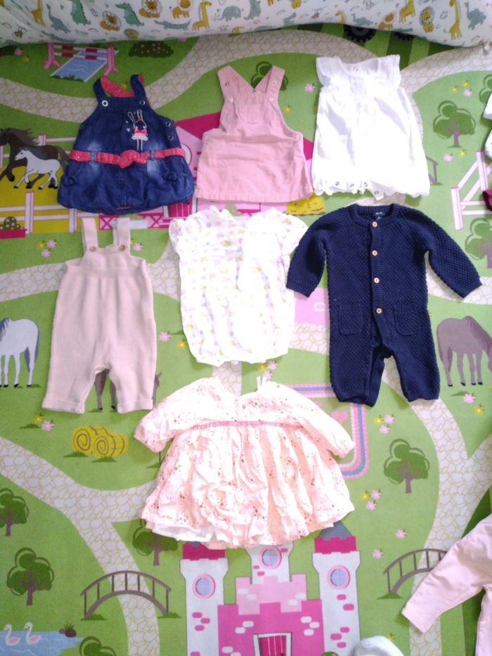 Lot 62 vêtements 1 mois fille - photo numéro 2