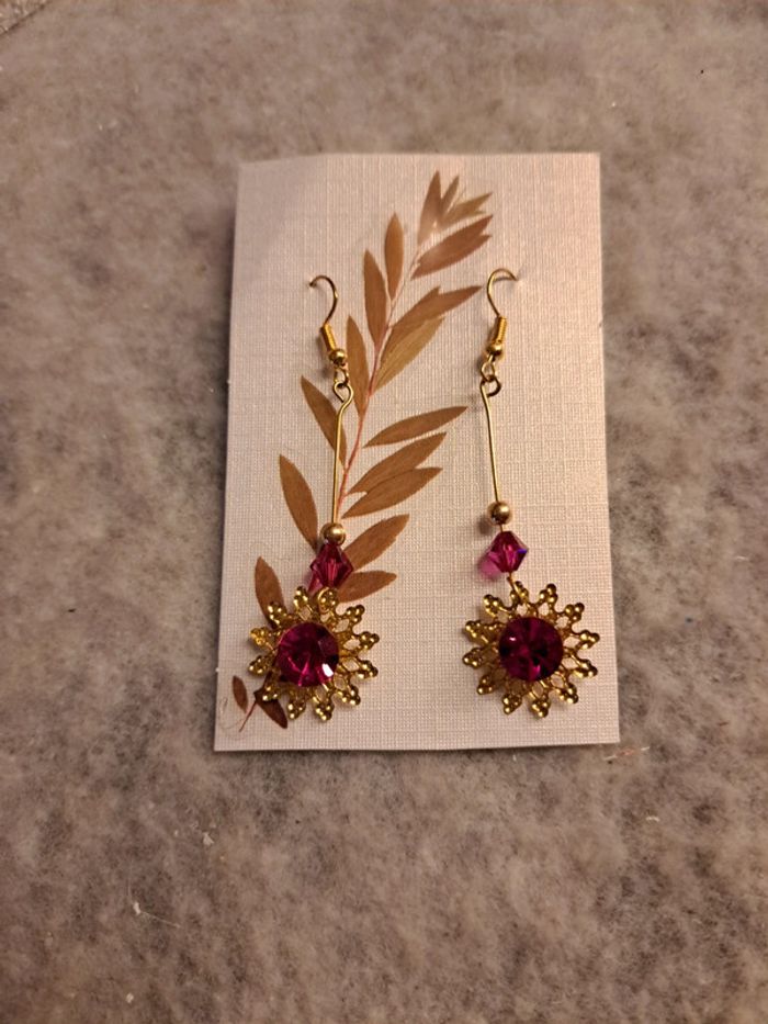 Boucles d'oreilles pendante doré et rose fushia - photo numéro 5