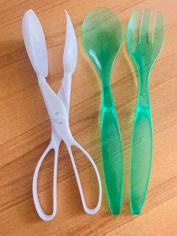 Lot pince + 2 couverts à salade en plastique