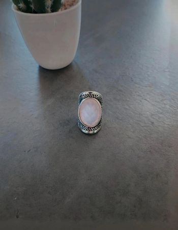 Bague argentée et pierre rose H&M