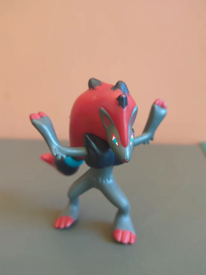 figurine pokémon zoroark