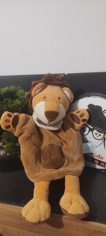 Doudou marionnette lion baby nat Savane bn908 marron bandana beige blanc croix