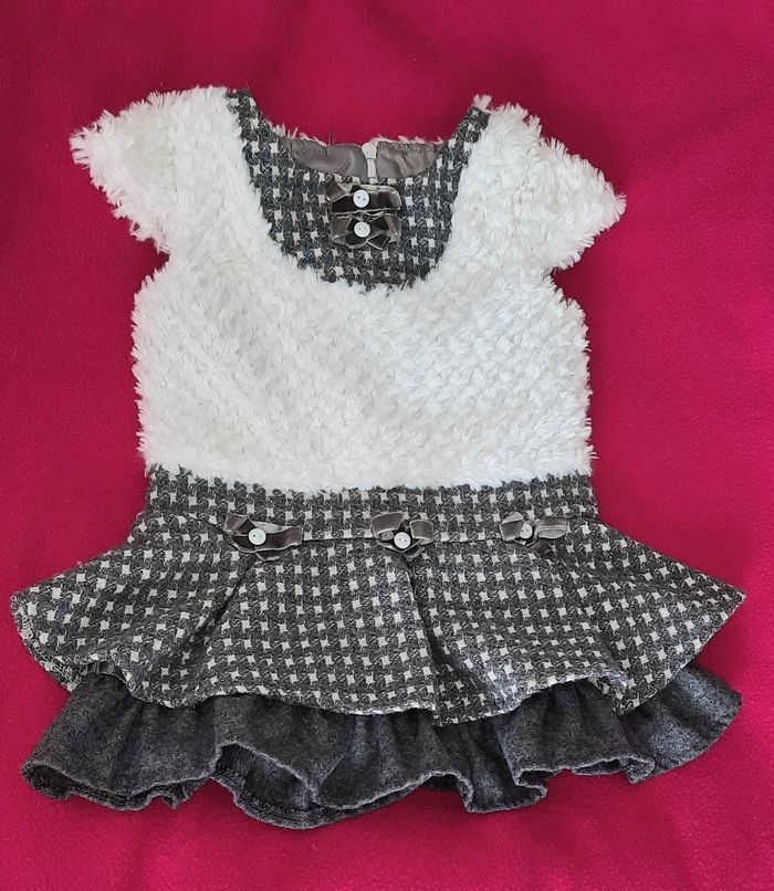 Robe blanche et grise 9 mois