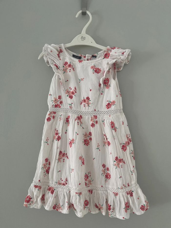 Robe fleurie évasée assez longue taille 3 ans