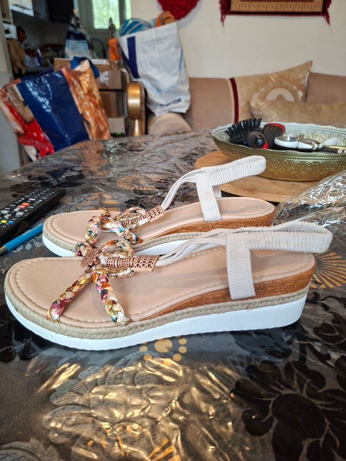 Sandale femme neuve taille 44 tallon 5 ,5 cm prix 10 euro - photo numéro 2
