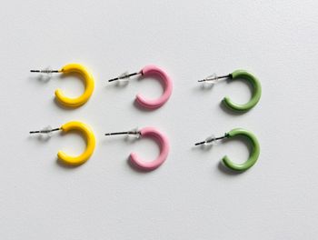 Lots de 3 paires de boucles d’oreilles (rose/jaune/vert)