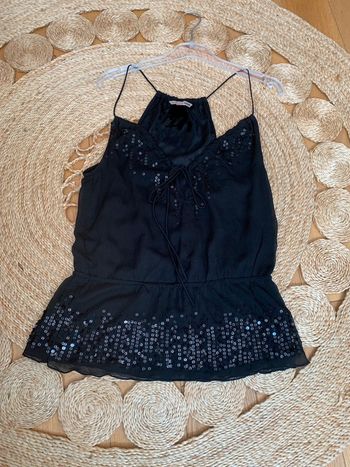 Top noir en voile avec col et bretelles réglables