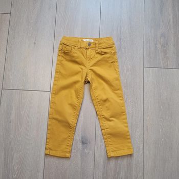 Skinny  jaune moutarde. Fille 5 ans. Marque Kiabi