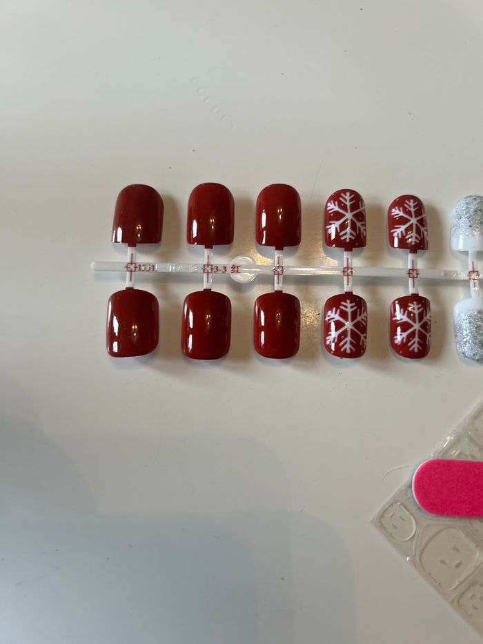 Press-on nails / Faux ongles x 24 NEUFS pour femme thème Noël 🎄☃️ couleurs rouge et blanc - photo numéro 5