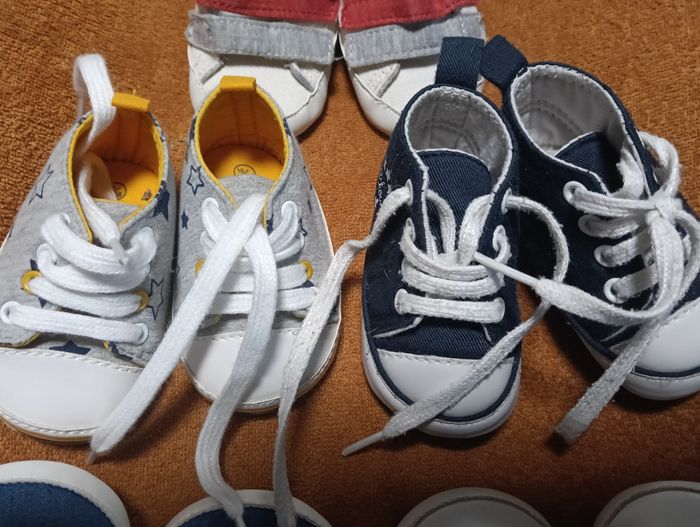 Lot de deux paires de chaussons et 6 paires de chaussures - photo numéro 4