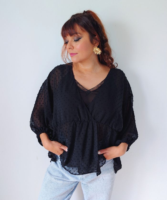 Blouse noire oversize fluide plumetis voilage moderne tendance automnale Zara Taille 36 S ( grand 34)
Très bon état