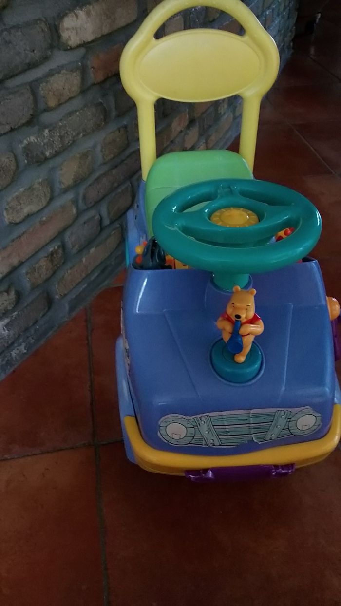 Petite voiture musicale winnie