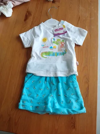 Ensemble t-shirt + short neuf