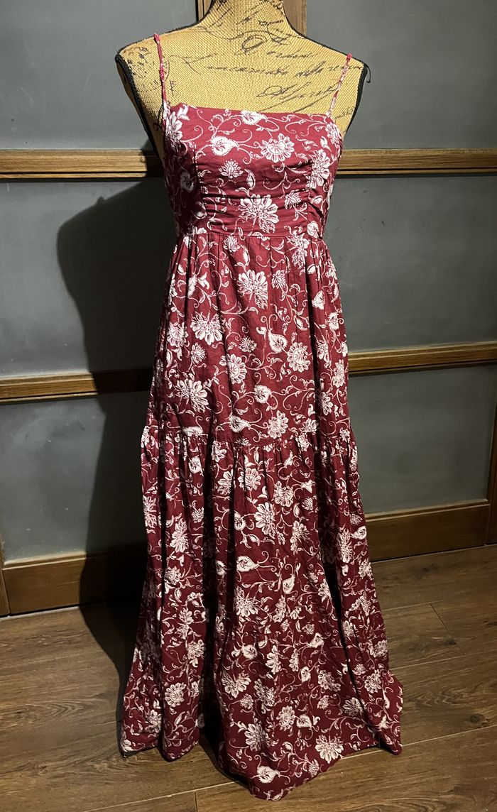 Robe longue rouge fleurie épaules dénudées (XS-34)