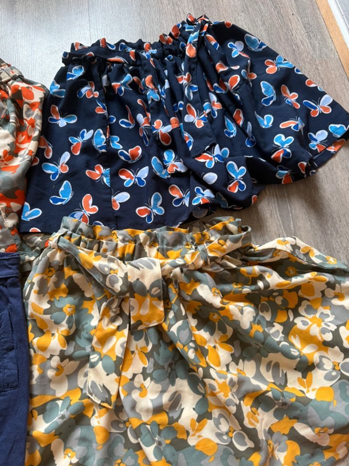 Lot jupes courtes et tee shirt  8 ans - photo numéro 3