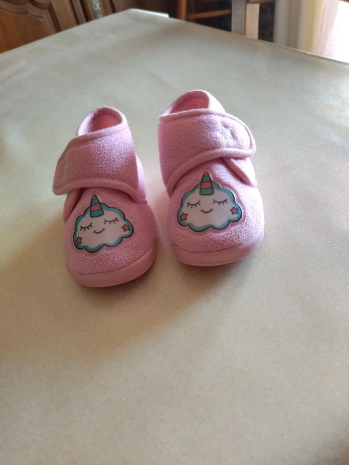 Pantoufles roses fermées bébé fille