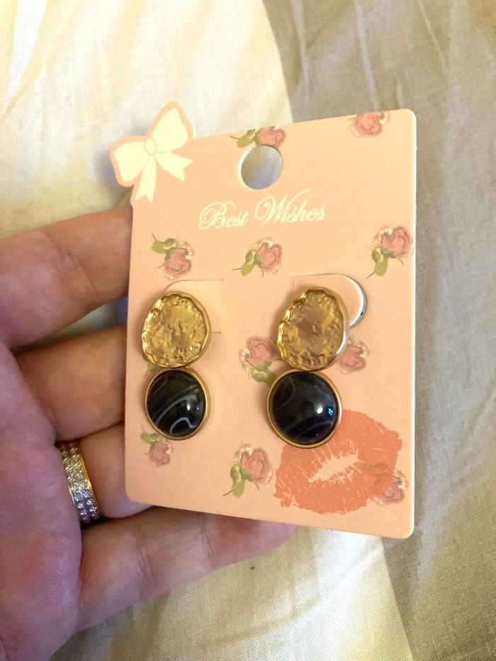 Boucles d’oreilles pendantes NEUVES pour femme forme ronde couleurs doré et noir - photo numéro 3