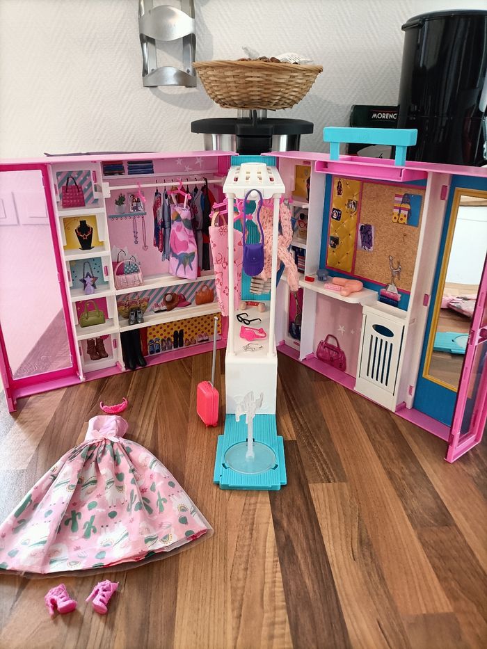 Dressing XXL Barbie + tenues et nombreux accessoires