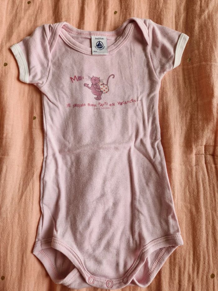 Lot bodys et pyjamas 6 mois - photo numéro 2