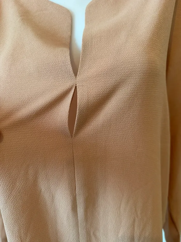 Blouse beige en très bon état taille L Molly bracken - photo numéro 5
