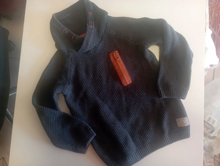 Petit pull esprit en très bonne état.