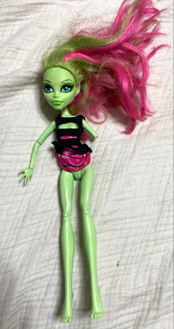 Barbie Monster high incomplète manque un bras bon état