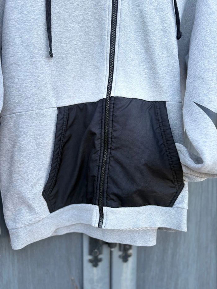 Veste Nike - grise/noir à capuches - taille L - mi saison - en très bon état - photo numéro 5