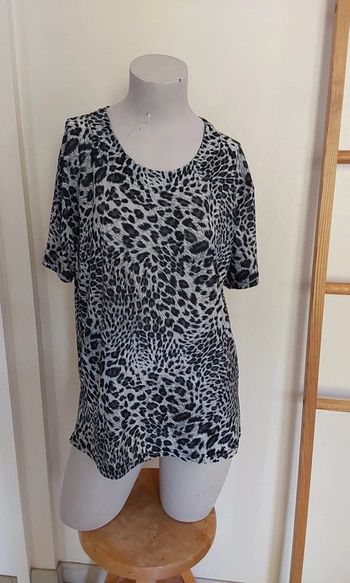 Joli haut blouse fluide en viscose imprimé léopard 🐆 noir et gris